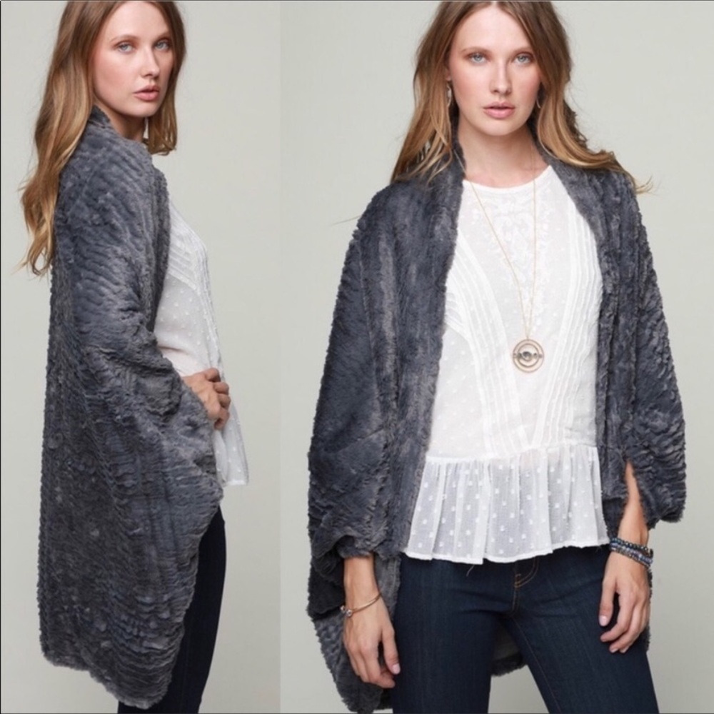 (One Size) Faux fur shrug